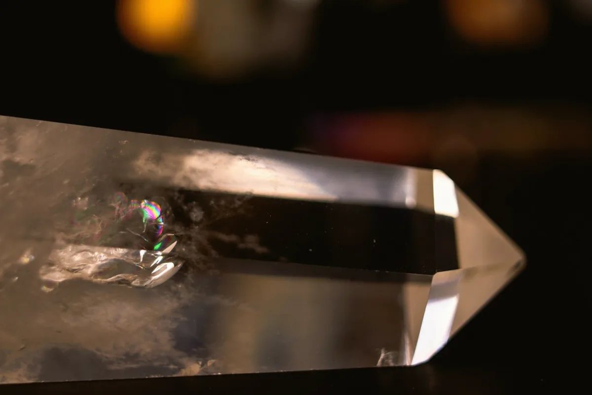 Pointe de quartz transparent éclairée par une lumière chaude